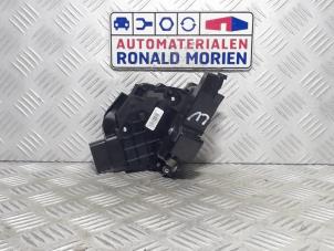 Używane Mechanizm blokady drzwi lewych przednich wersja 4-drzwiowa Ford C-Max (DM2) 1.8 16V Flexifuel Cena € 35,00 Procedura marży oferowane przez Automaterialen Ronald Morien B.V.