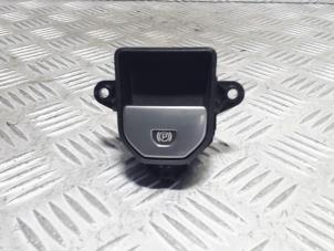 Usados Interruptor de freno de mano Landrover Range Rover Evoque (LVJ/LVS) 2.2 SD4 16V Precio € 19,00 Norma de margen ofrecido por Automaterialen Ronald Morien B.V.