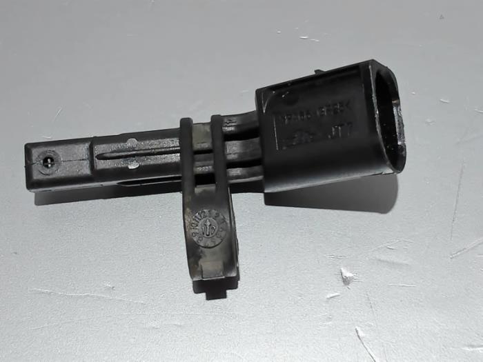 ABS Sensor from a Volkswagen Caddy Combi III (2KB,2KJ) 2.0 TDI 16V 2012