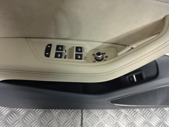 Revêtement portière 4portes avant gauche d'un Audi A4 2019