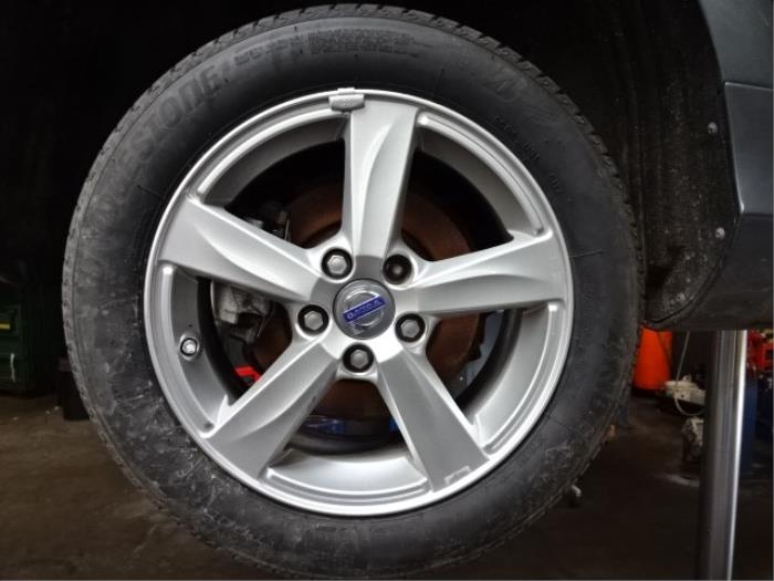 Sportfelgensatz + Reifen van een Volvo V40 (MV) 1.6 D2 2018