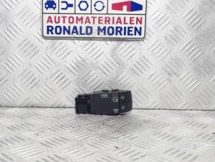 Used Steering wheel mounted radio control Dacia Duster (HS) 1.5 dCi 4x4 Price € 10,00 Margin scheme offered by Automaterialen Ronald Morien B.V.