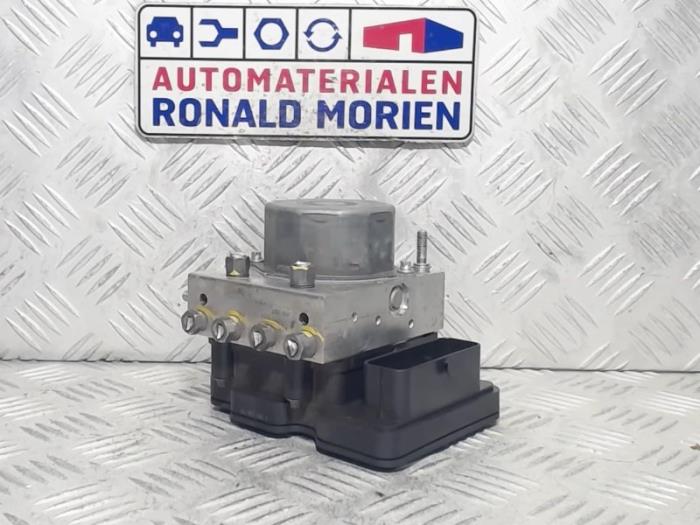 Usagé Bloc ABS Dacia Sandero II 1.0 TCe 100 12V Prix € 195,00 Règlement à la marge proposé par Automaterialen Ronald Morien B.V.