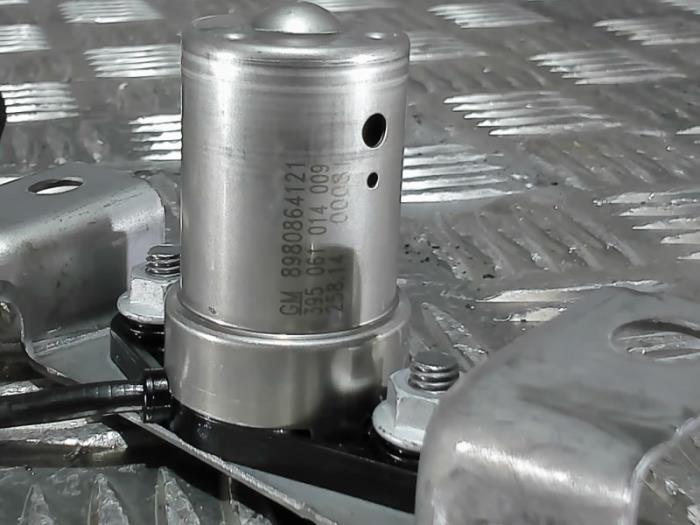 Oil pressure sensor from a Opel Astra J (PD5/PE5) 1.7 CDTi 16V 130 2013