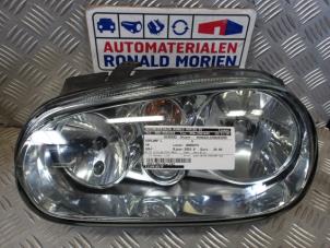 Używane Reflektor lewy Volkswagen Golf IV (1J1) 1.6 Cena € 39,00 Procedura marży oferowane przez Automaterialen Ronald Morien B.V.