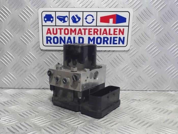 Begagnade ABS-pump Volvo V40 Cross Country (MZ) 2.0 D2 16V Pris € 125,00 Marginaltabell erbjuds av Automaterialen Ronald Morien B.V.