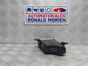 Usagé Unité de contrôle Multimedia Volkswagen Polo V (6R) 1.2 12V BlueMotion Technology Prix € 39,00 Règlement à la marge proposé par Automaterialen Ronald Morien B.V.