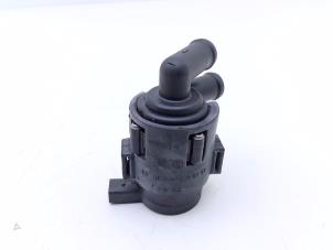 Pompe à eau d'un Volkswagen Transporter T5 2.0 TDI DRF 2010