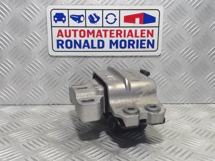 Gearbox mount from a Volkswagen Caddy IV 1.0 TSI 12V 2019