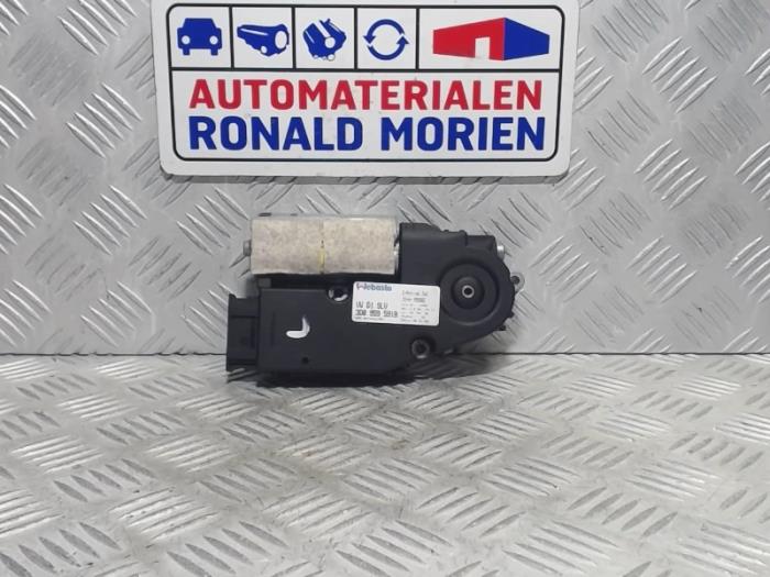 Używane Silnik szyberdachu Volkswagen Phaeton (3D) 3.2 V6 30V Cena € 95,00 Procedura marży oferowane przez Automaterialen Ronald Morien B.V.
