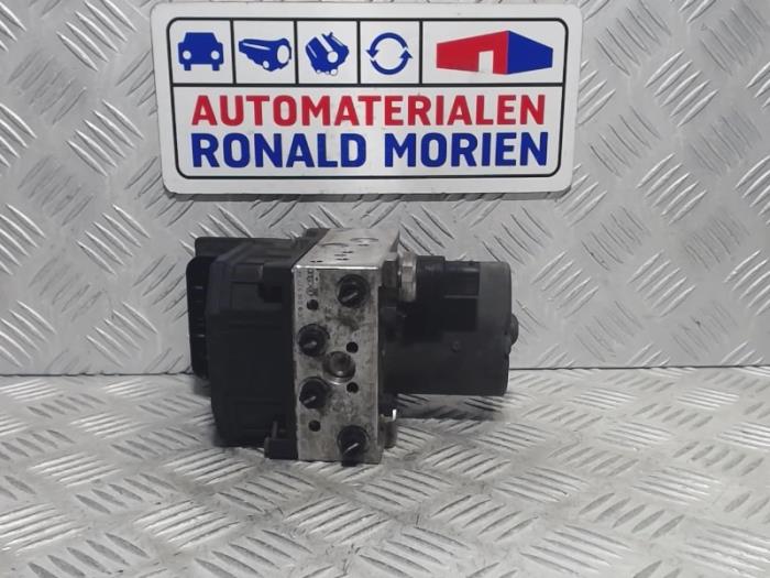Usagé Bloc ABS Volkswagen Phaeton (3D) 3.2 V6 30V Prix € 125,00 Règlement à la marge proposé par Automaterialen Ronald Morien B.V.