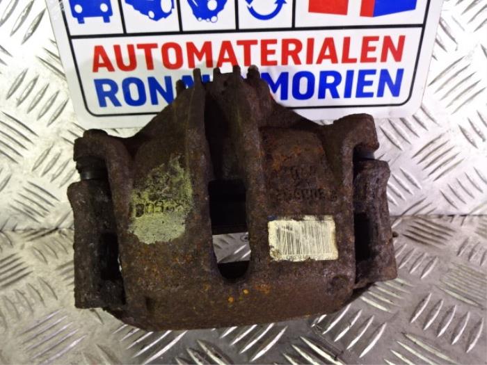 Gebrauchte Bremszange links vorne Peugeot 206 (2A/C/H/J/S) 1.4 XR,XS,XT,Gentry Preis € 25,00 Margenregelung angeboten von Automaterialen Ronald Morien B.V.