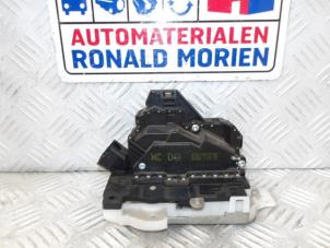 Usagé Serrure arrière gauche Ford Mondeo III 2.0 16V Prix € 30,00 Règlement à la marge proposé par Automaterialen Ronald Morien B.V.