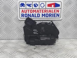Gebrauchte Türschlossmechanik 4-türig rechts hinten Volkswagen T-Roc 1.6 TDI BMT 16V Preis € 29,00 Margenregelung angeboten von Automaterialen Ronald Morien B.V.