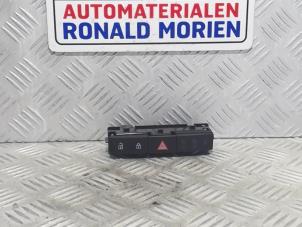 Usados Interruptor de luz de pánico Opel Astra J (PC6/PD6/PE6/PF6) 1.6 16V Precio € 10,00 Norma de margen ofrecido por Automaterialen Ronald Morien B.V.