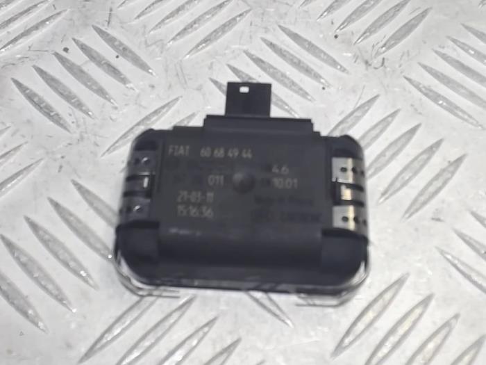 Begagnade Regnsensor Fiat Bravo (198A) 1.6 D Multijet 90 Pris € 49,00 Marginaltabell erbjuds av Automaterialen Ronald Morien B.V.