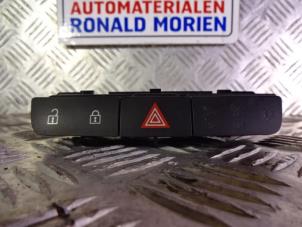 Gebrauchte Panikbeleuchtung Schalter Opel Insignia Preis € 15,00 Margenregelung angeboten von Automaterialen Ronald Morien B.V.