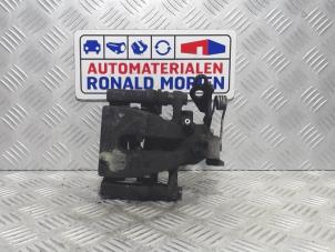 Używane Zacisk hamulcowy lewy tyl Ford Mondeo IV Wagon 2.0 16V Cena € 35,00 Procedura marży oferowane przez Automaterialen Ronald Morien B.V.