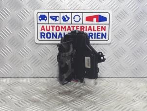 Używane Mechanizm blokady drzwi prawych przednich wersja 4-drzwiowa Volkswagen Touran (1T3) 1.6 TDI 16V Cena € 30,00 Procedura marży oferowane przez Automaterialen Ronald Morien B.V.