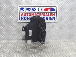 Używane Mechanizm blokady drzwi lewych tylnych wersja 4-drzwiowa Volkswagen Touran (1T3) 1.6 TDI 16V Cena € 29,00 Procedura marży oferowane przez Automaterialen Ronald Morien B.V.