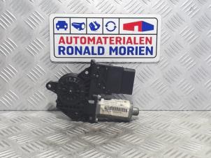 Usados Motor de ventanilla de puerta Volkswagen Touran (1T3) 1.6 TDI 16V Precio € 35,00 Norma de margen ofrecido por Automaterialen Ronald Morien B.V.