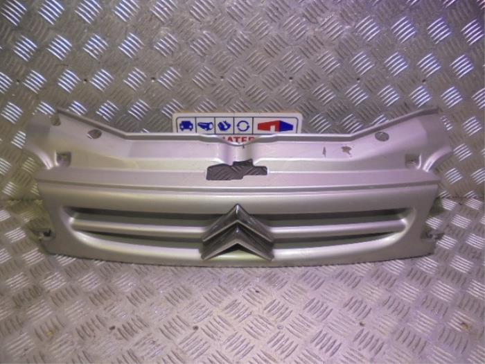 Używane Grill Citroen Berlingo 1.9 Di Cena € 25,00 Procedura marży oferowane przez Automaterialen Ronald Morien B.V.