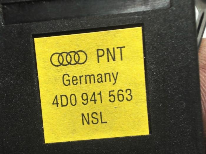 Przelacznik ogrzewania szyby tylnej z Audi A4 (B5) 1.6 1998