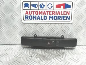 Używane Przelacznik swiatel awaryjnych Mercedes Sprinter 3t (906.61) 210 CDI 16V Cena € 33,00 Procedura marży oferowane przez Automaterialen Ronald Morien B.V.