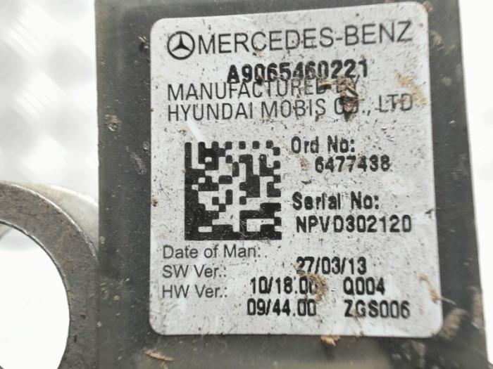 Poste de batería de un Mercedes-Benz Sprinter 3t (906.61) 210 CDI 16V 2013