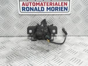 Usados Mecanismo de cerradura de capó Renault Trafic (1FL/2FL/3FL/4FL) Precio € 33,00 Norma de margen ofrecido por Automaterialen Ronald Morien B.V.