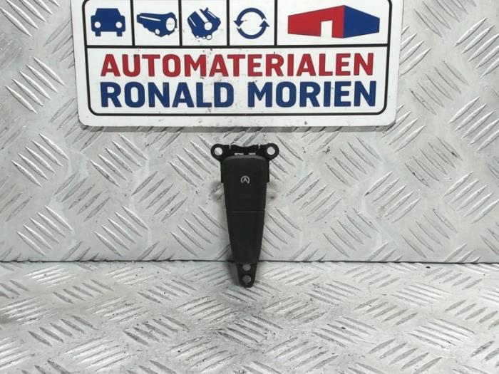 Usagé Commande start/stop Ford Focus 3 1.0 Ti-VCT EcoBoost 12V 125 Prix € 10,00 Règlement à la marge proposé par Automaterialen Ronald Morien B.V.