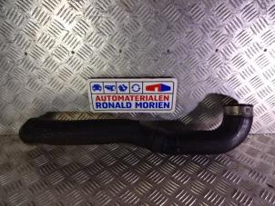 Intercooler Rohr van een Volkswagen Touareg (7LA/7L6) 5.0 TDI V10 2003