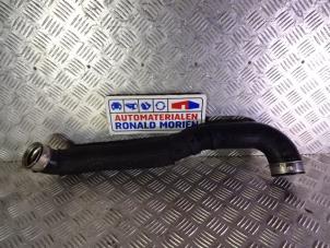 Intercooler Rohr van een Volkswagen Touareg (7LA/7L6) 5.0 TDI V10 2003