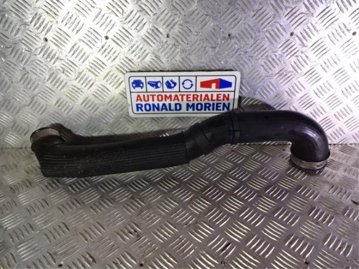 Intercooler Rohr van een Volkswagen Touareg (7LA/7L6) 5.0 TDI V10 2003