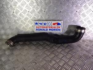 Intercooler Rohr van een Volkswagen Touareg (7LA/7L6) 5.0 TDI V10 2003