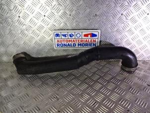 Intercooler Rohr van een Volkswagen Touareg (7LA/7L6) 5.0 TDI V10 2003