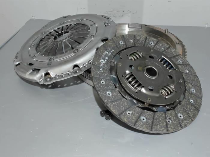 Clutch kit (complete) from a Volkswagen Golf VII (AUA) 1.4 TSI 16V 2016