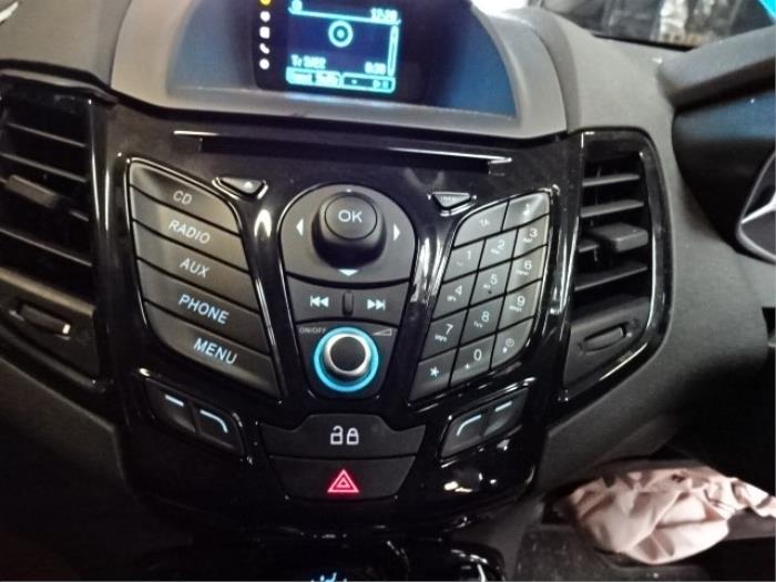 Unidad de control multimedia de un Ford Fiesta 2014