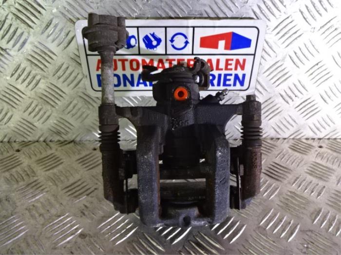 Gebrauchte Bremszange rechts hinten Opel Astra J (PC6/PD6/PE6/PF6) 1.6 16V Ecotec Preis € 61,95 Margenregelung angeboten von Automaterialen Ronald Morien B.V.
