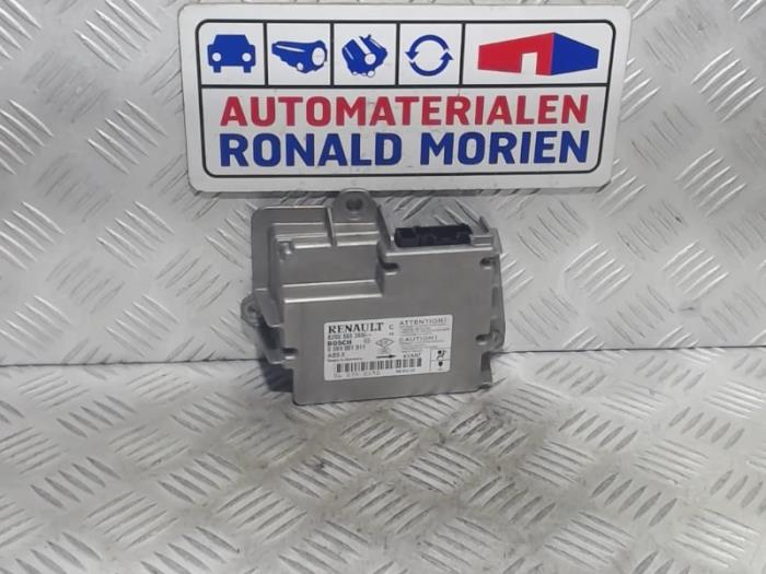 Begagnade Airbagmodul Renault Clio III (BR/CR) 1.2 16V 75 Pris € 62,00 Marginaltabell erbjuds av Automaterialen Ronald Morien B.V.