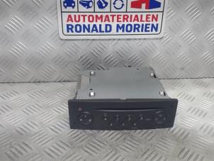Used Radio CD player Renault Clio III (BR/CR) 1.2 16V 75 Price € 49,00 Margin scheme offered by Automaterialen Ronald Morien B.V.