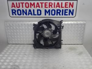Usados Aleta de refrigeración Renault Clio III (BR/CR) 1.2 16V 75 Precio € 25,00 Norma de margen ofrecido por Automaterialen Ronald Morien B.V.