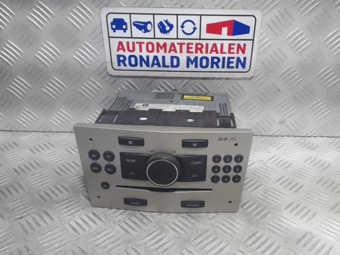 Reproductor de CD y radio de un Opel Astra H GTC (L08) 1.4 16V Twinport 2008