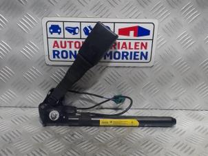 Usados Tensor de cinturón de seguridad derecha Opel Astra H GTC (L08) 1.4 16V Twinport Precio € 41,30 Norma de margen ofrecido por Automaterialen Ronald Morien B.V.