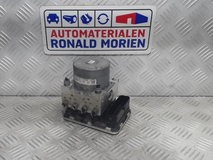 Usagé Bloc ABS Volkswagen Golf VII (AUA) 1.6 TDI BMT 16V Prix € 55,00 Règlement à la marge proposé par Automaterialen Ronald Morien B.V.