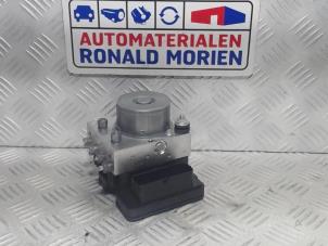 Used ABS pump Renault Captur (2R) 0.9 Energy TCE 12V Price € 125,00 Margin scheme offered by Automaterialen Ronald Morien B.V.