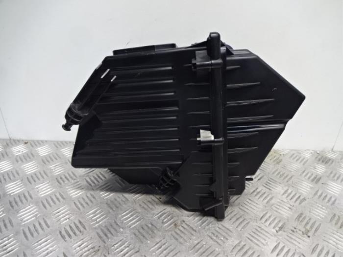 Gebrauchte Luftfiltergehäuse Landrover Discovery Sport (LC) 2.2 sd4 16V Preis € 75,00 Margenregelung angeboten von Automaterialen Ronald Morien B.V.