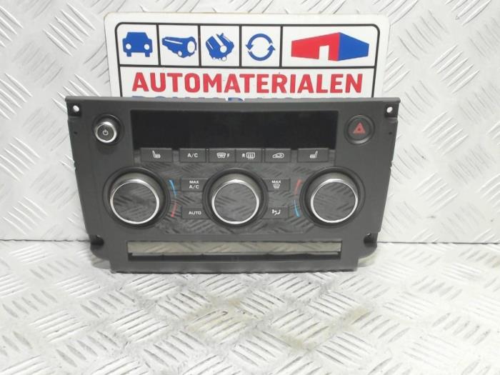 Heater control panel from a Land Rover Discovery Sport (LC) 2.2 sd4 16V 2019