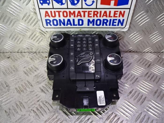 Multi-media control unit from a Volvo V40 (MV) 2.0 D2 16V 2016