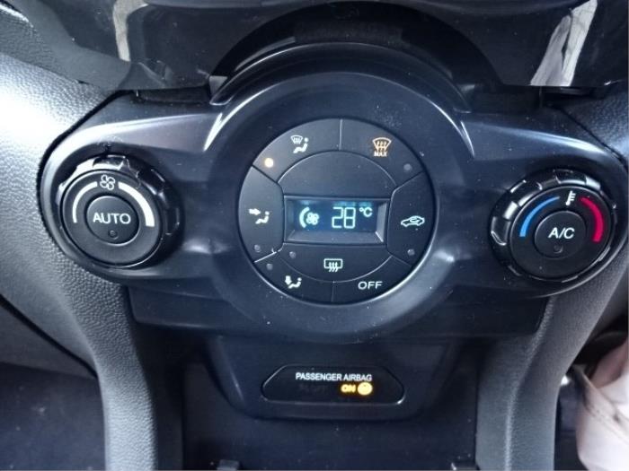 Panel de control de calefacción de un Ford EcoSport (JK8)  2016